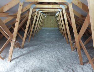 Zateplení stropu rodinného domu pomocí foukané izolace